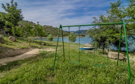 Columpios simples a un lado de la finca 